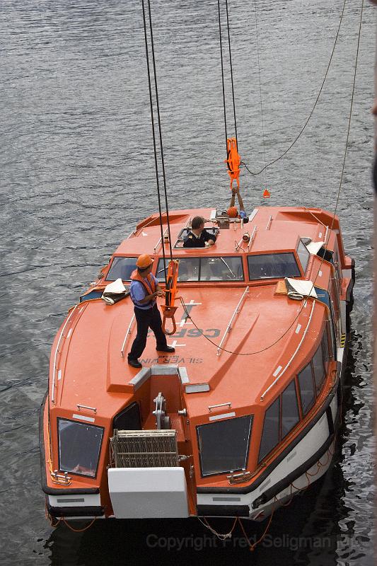 20071218 134624 D200 2800x4200.jpg - The Silver Wind tender being hoisted